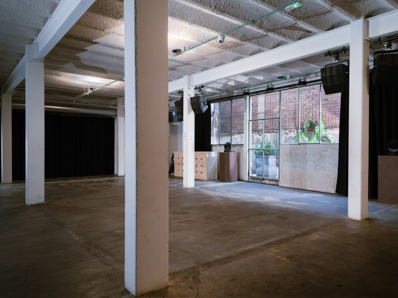 La Galería: espacio de paredes blancas conectado con la sala